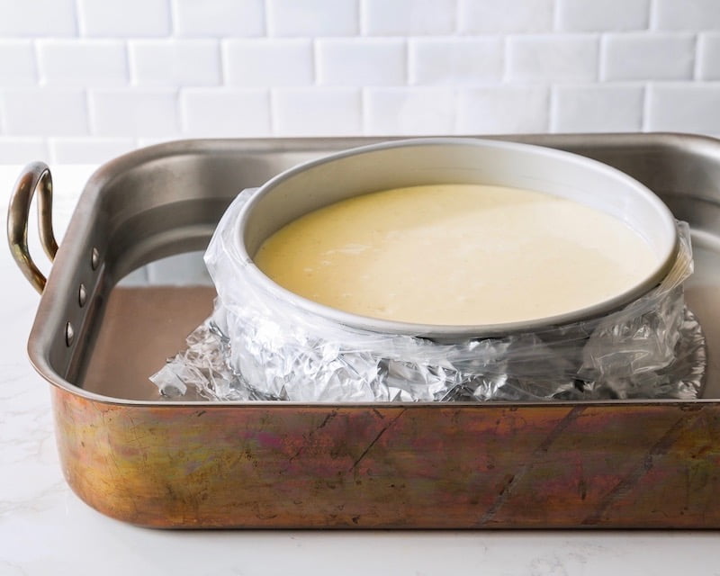 Bain Marie Method - While baking your cake in a spring bowl with the bain-marie method, the trio of stretch film, aluminum and bag seems to be the definitive solution.