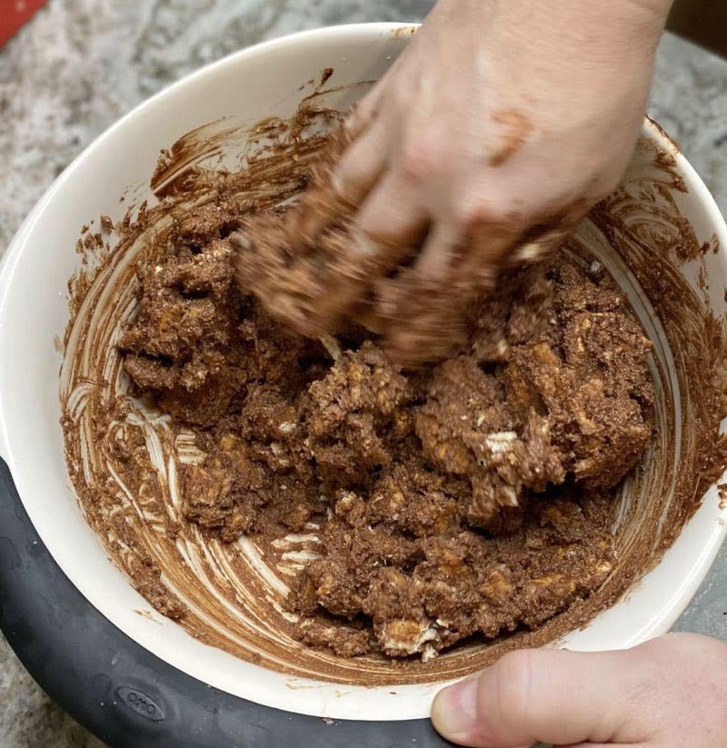 Mozaik Pasta Tarifi - Tüm malzemeleri ve bisküviyi karıştırdıktan sonra şekil vermek istediğiniz bir kap içine alarak dondurun