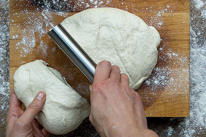 İngiliz Muffin Tarifi - Bazlama hamurunu eşit parçalara bölün