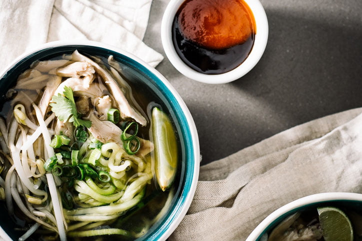 Yosunlu Ramen Tarifi - Sunumda taze kişniş ve taze soğan ve dilim traş limon ile beraber servis edin.