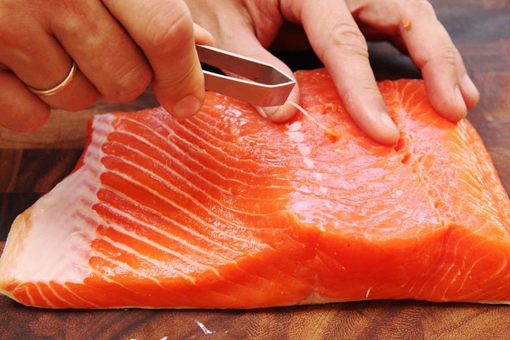 Bir balık cımbızı yardımı ile filetonuzu kılçıklardan temizleyin