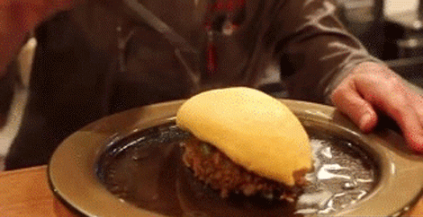 Omurice Tarifi - Servis sebzeli pilav üzerine açılan omlet