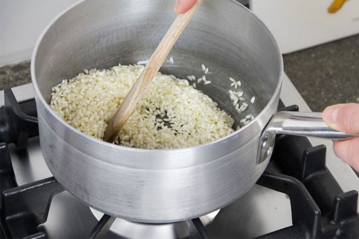 Yaban Mantarlı Risotto Tarifi - Risottoyu derin bir tencerede ve tahta kaşık kullanarak sürekli karıştırın.