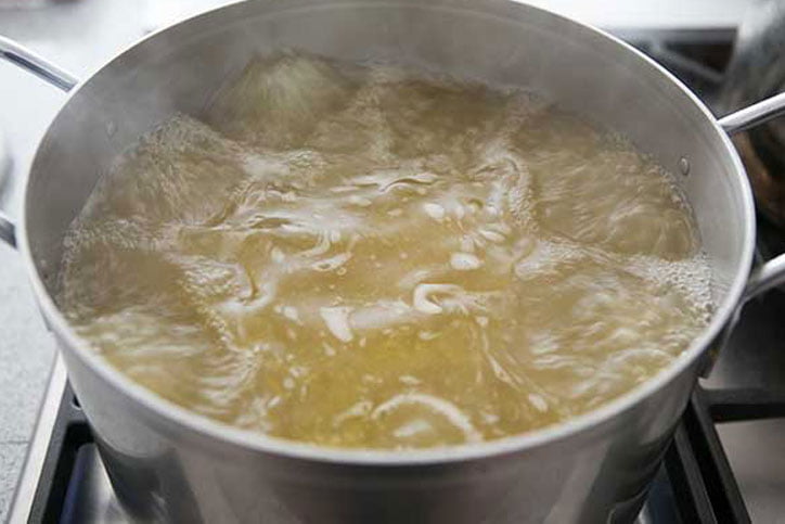 Yaban Mantarlı Risotto Tarifi - Tavuk veya sebze stoğunuzu ısıtarak hazır bekletin